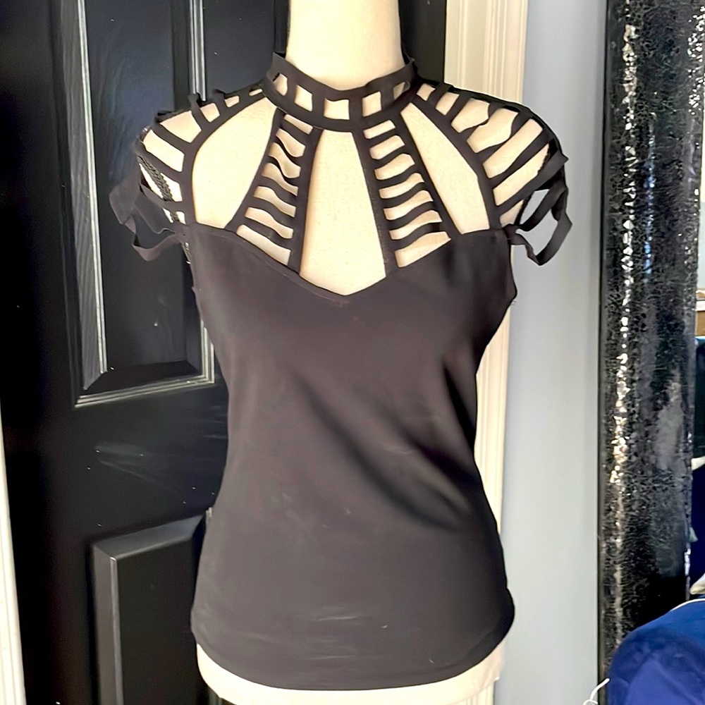 Black caged top 🖤